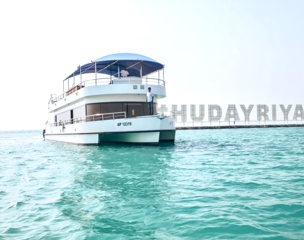 AL Raya Houseboat